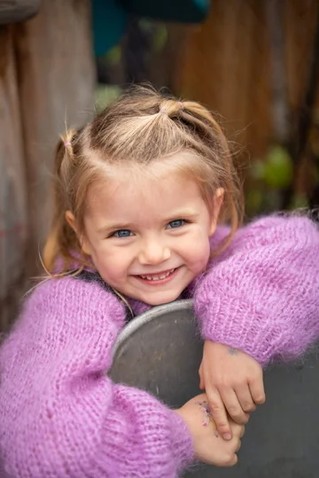 Portrett av Tomine Holm Pedersen i rosa genser